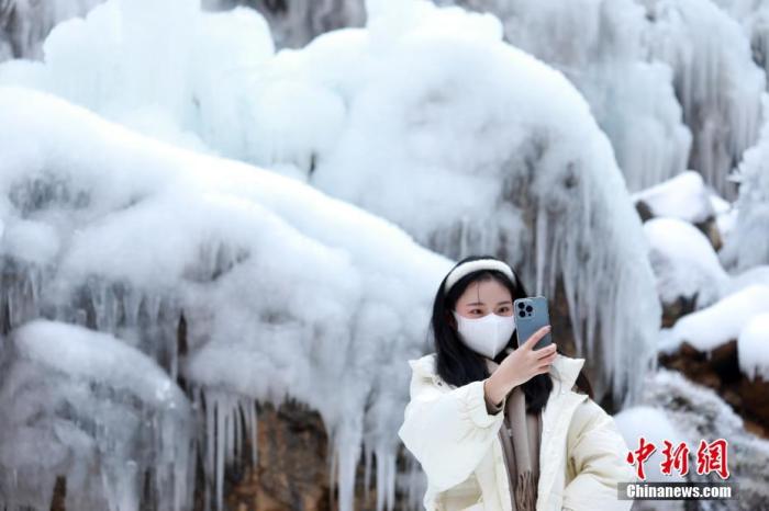 2022年1月3日，元旦假期，河南省北部的世界地质公园云台山内冰瀑冰挂景观吸引游人。

<p align=