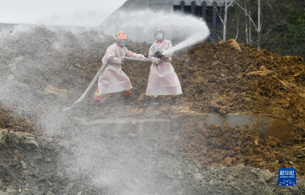 “千方百计、争分夺秒开展救援”——贵州毕节在建工地山体滑坡抢险救援直击