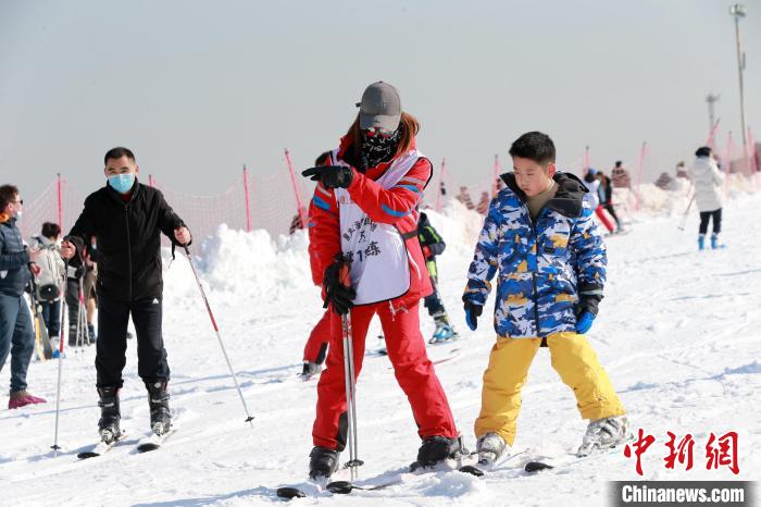冬奥会将至 泉城济南冰雪运动受追捧