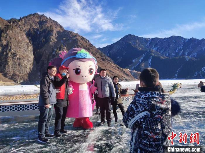 新疆天山天池冰雪风情节开幕