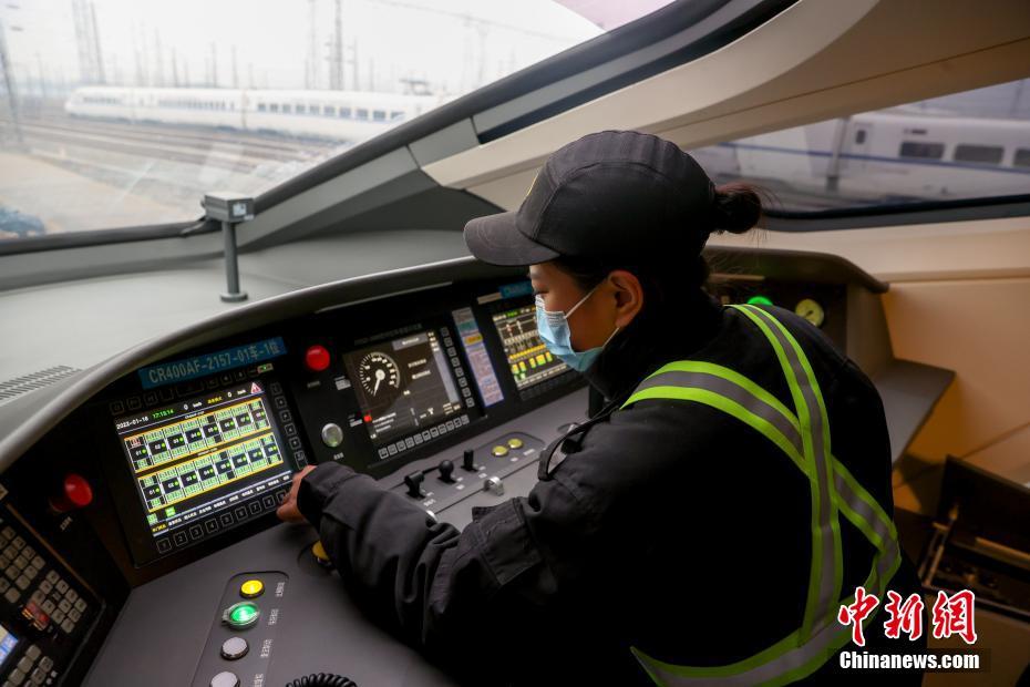 湖北武汉：高铁列车检修备战春运