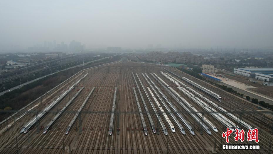 湖北武汉：高铁列车检修备战春运