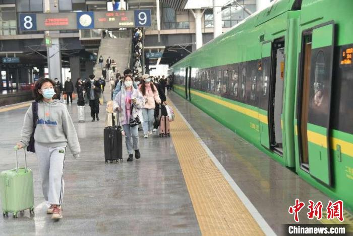 春运首日:福州开足“马力”畅通“归途” 春运首日:福州开足“马力”畅通“归途”