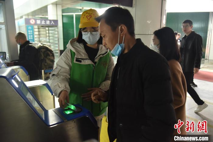 春运首日:福州开足“马力”畅通“归途” 春运首日:福州开足“马力”畅通“归途”