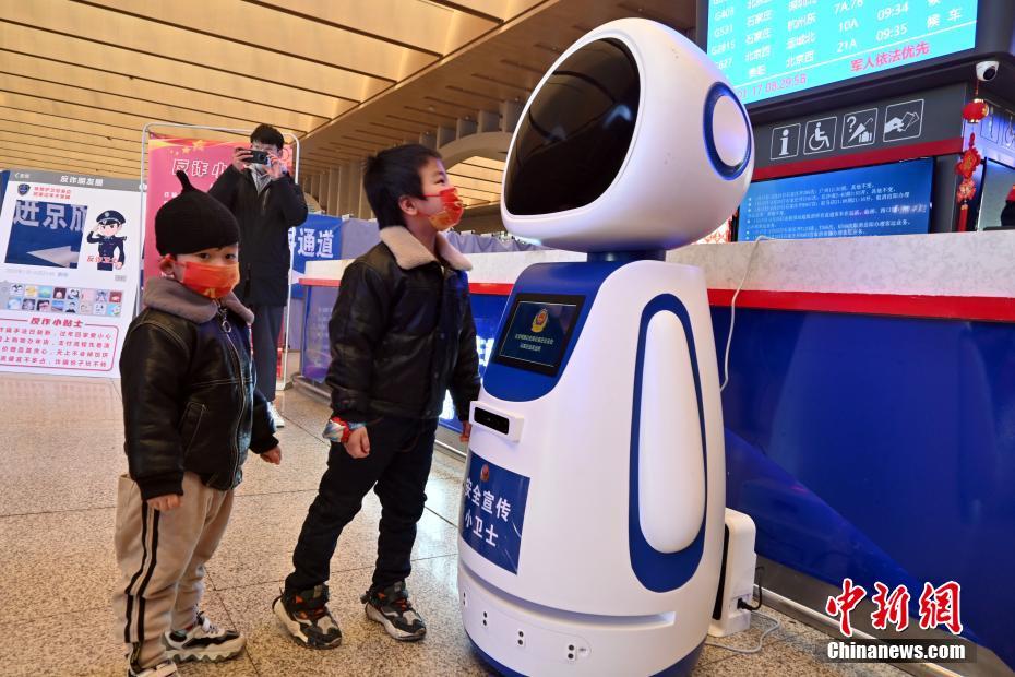 “安全宣传小卫士”机器人亮相石家庄火车站