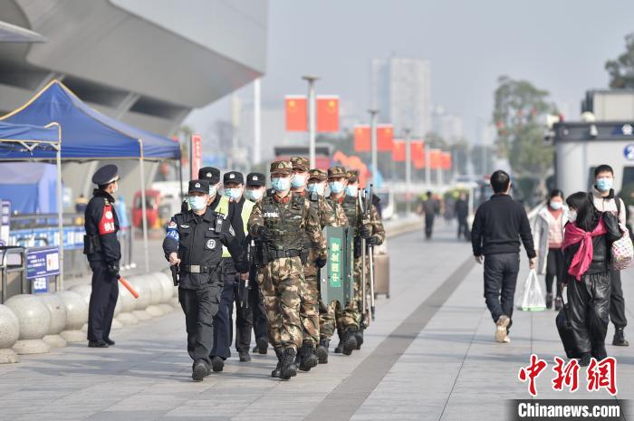 春运首日 重庆武警官兵守护平安归途