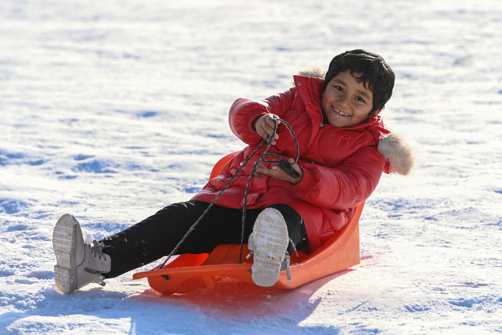 1月11日,兩名小朋友在滑雪場體驗滑雪.