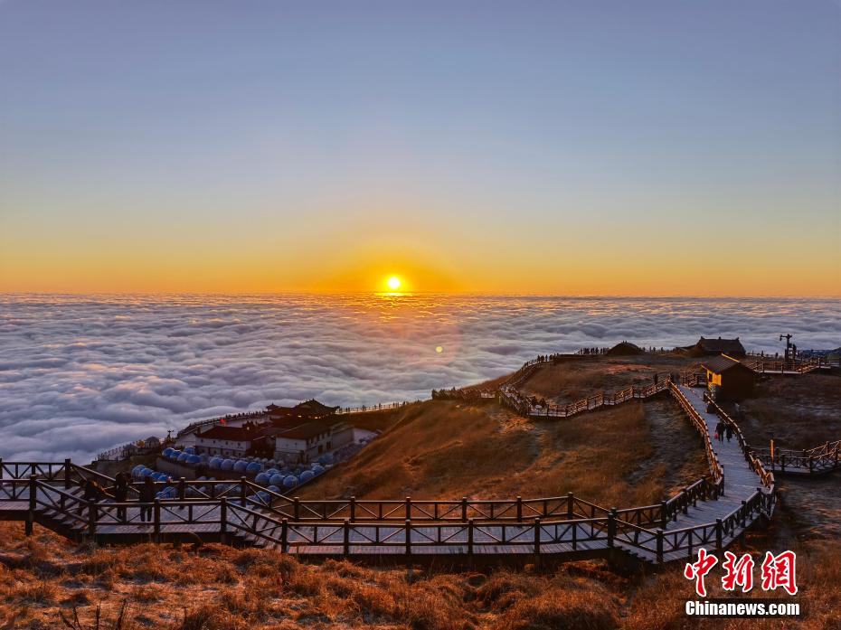 江西武功山风景区现日月同辉美丽景观