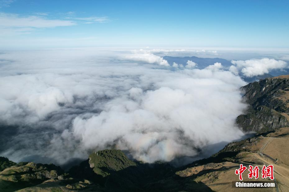 江西武功山风景区现日月同辉美丽景观