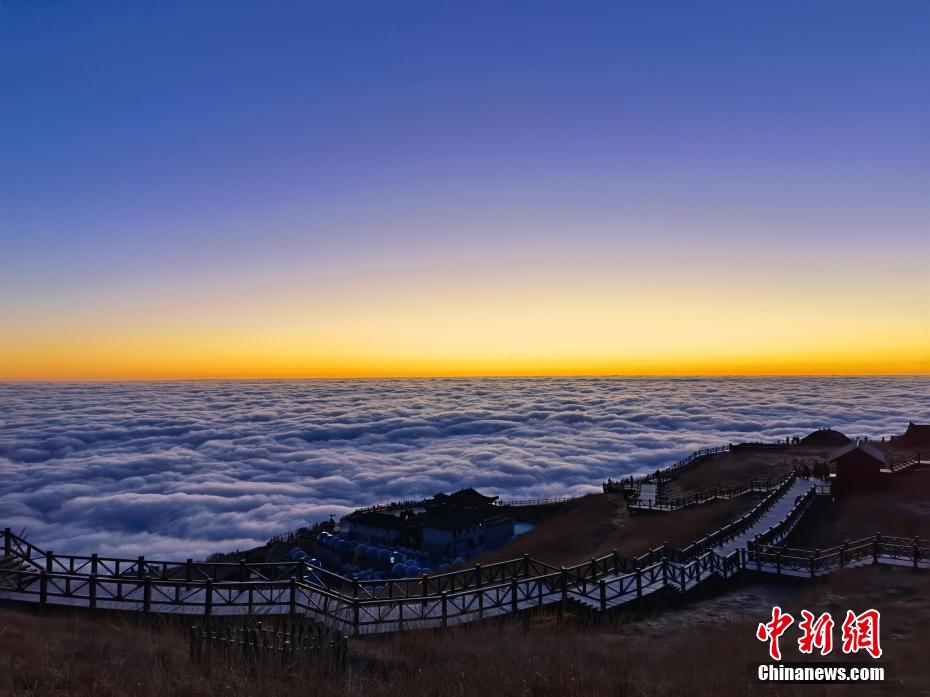江西武功山风景区现日月同辉美丽景观