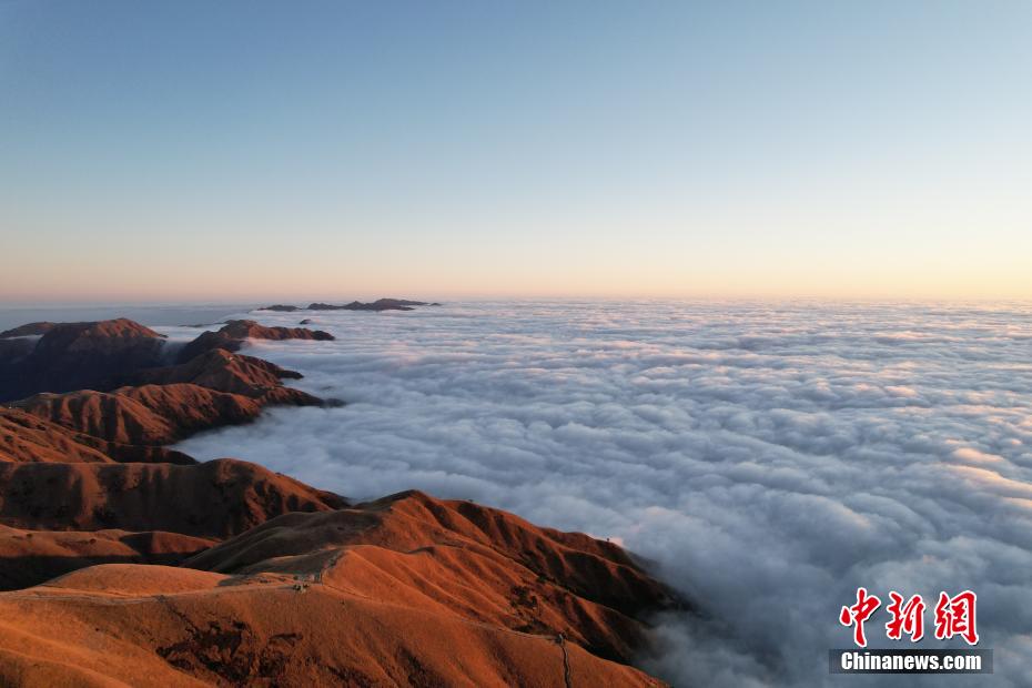 江西武功山风景区现日月同辉美丽景观