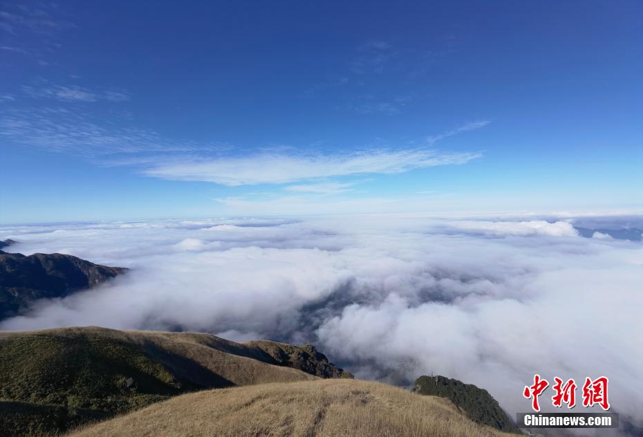 江西武功山风景区现日月同辉美丽景观