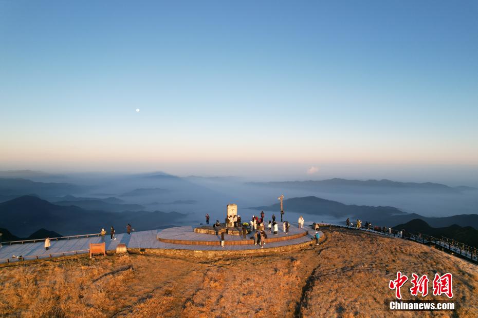 江西武功山风景区现日月同辉美丽景观