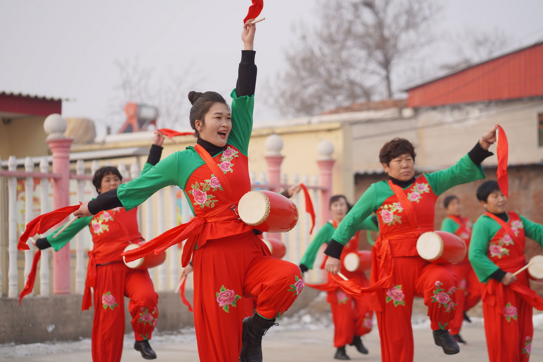 1月29日,河北省邢台市内丘县史村屯村村民在广场排练腰鼓
