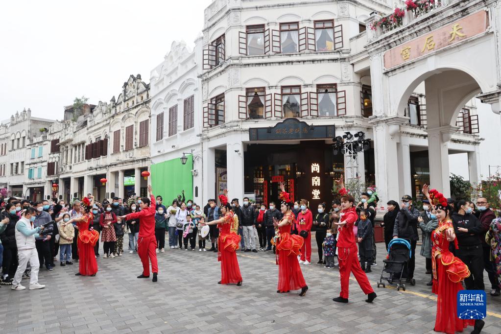新华述评：虎啸山河动 神州满目春——从春节看文化自信