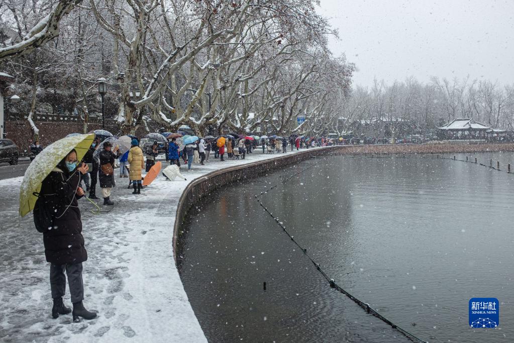 杭州：雪落西湖