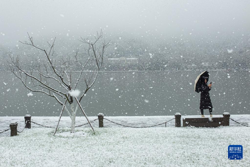 杭州：雪落西湖