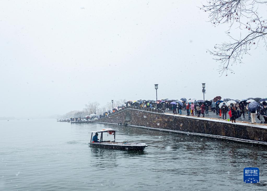 杭州：雪落西湖