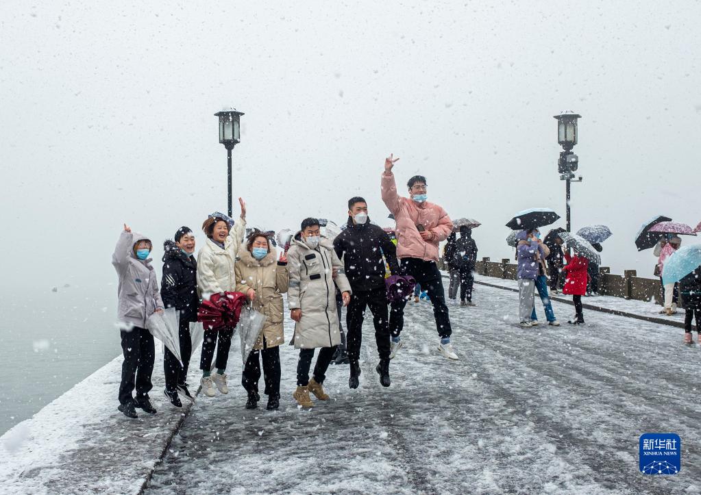 杭州：雪落西湖