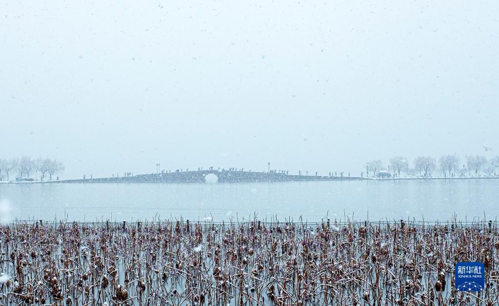 杭州：雪落西湖