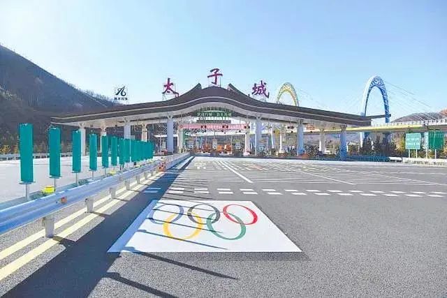 冬奥赛场外，这支队伍也在争分夺秒