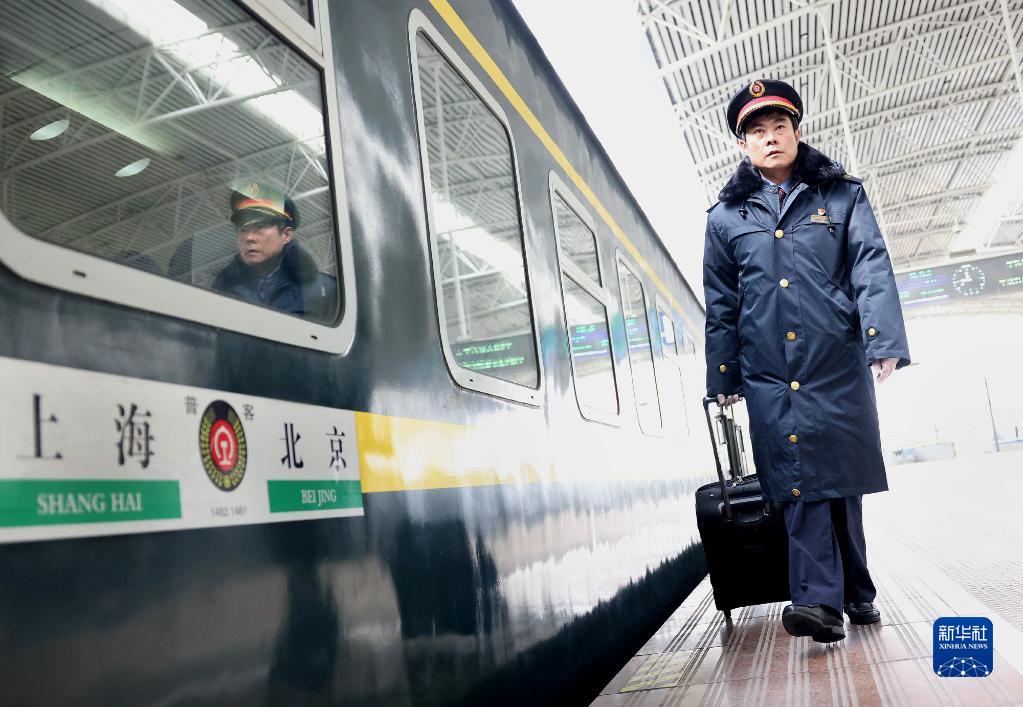 乘务员“老谢”的最后一次春运