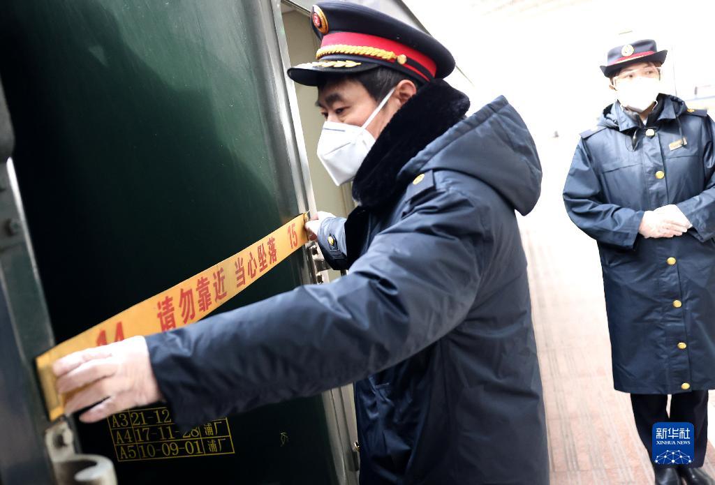 乘务员“老谢”的最后一次春运