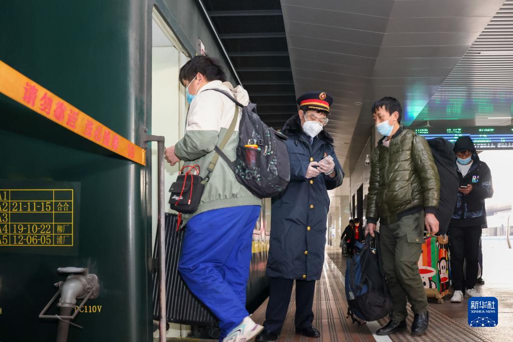 乘务员“老谢”的最后一次春运