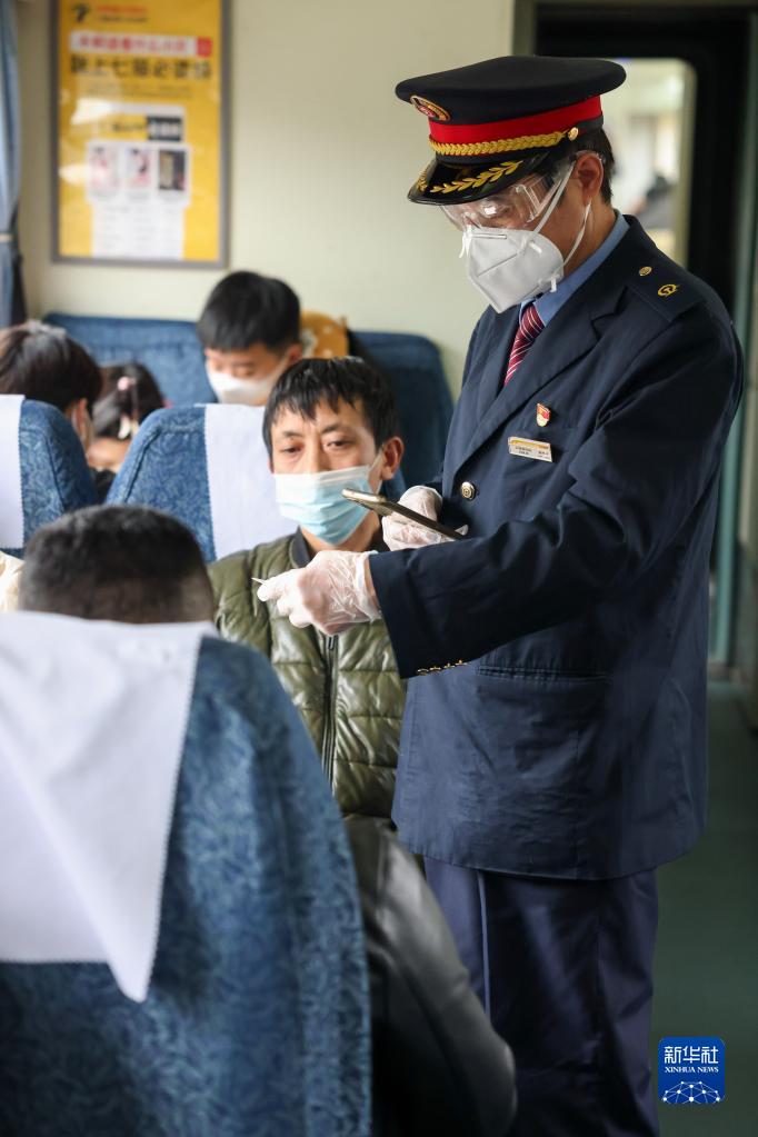 乘务员“老谢”的最后一次春运