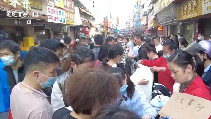 BOB全站记者观察 广东广州“制衣村”年后复苏 日结工招工火热(图1)