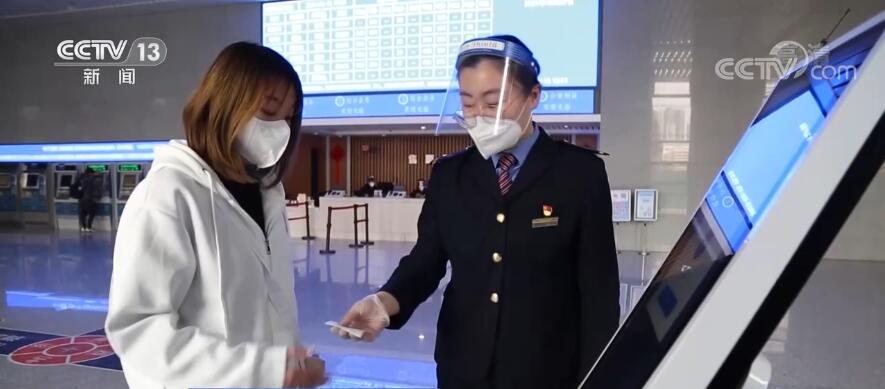多地铁路部门保障防控安全 做好旅客进出站及客乘服务