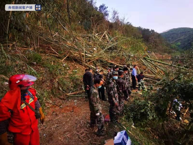 东航空难：广西梧州民兵抵达现场展开救援