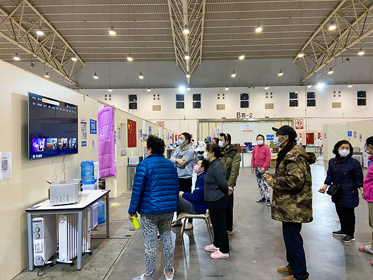 武汉方舱治愈者寄语上海方舱患者：放好心态，早日康复