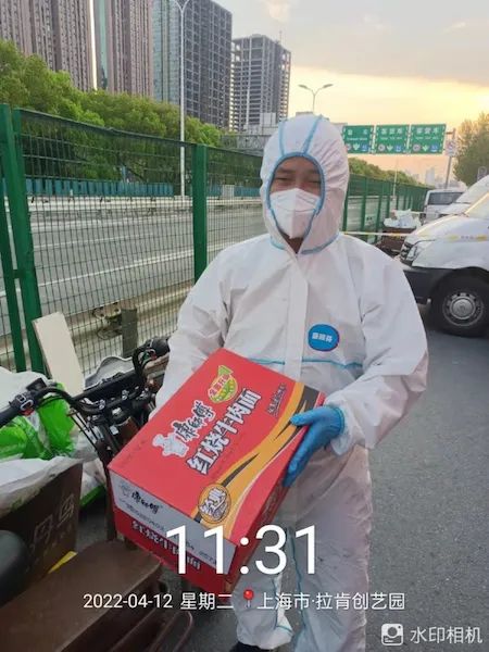 打地铺住超市，马路边搭临时分拣站，还有小哥在赶来上海的路上......一切都在慢慢变好