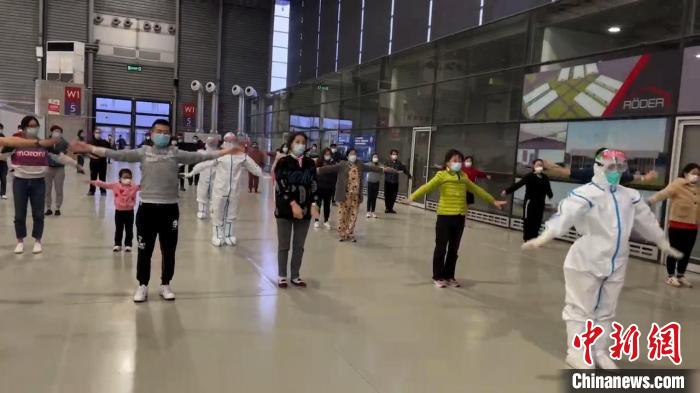 武汉援沪医疗队护士：带方舱患者做健骨操