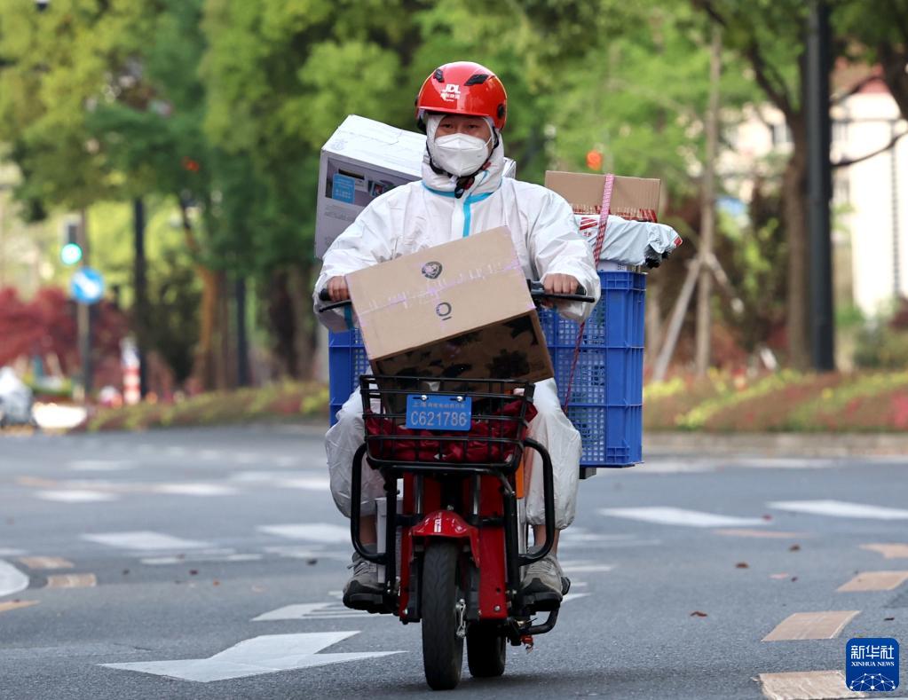 京东快递小哥驰援上海