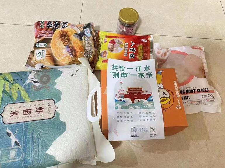 “共饮长江水，感谢荆州老铁！”