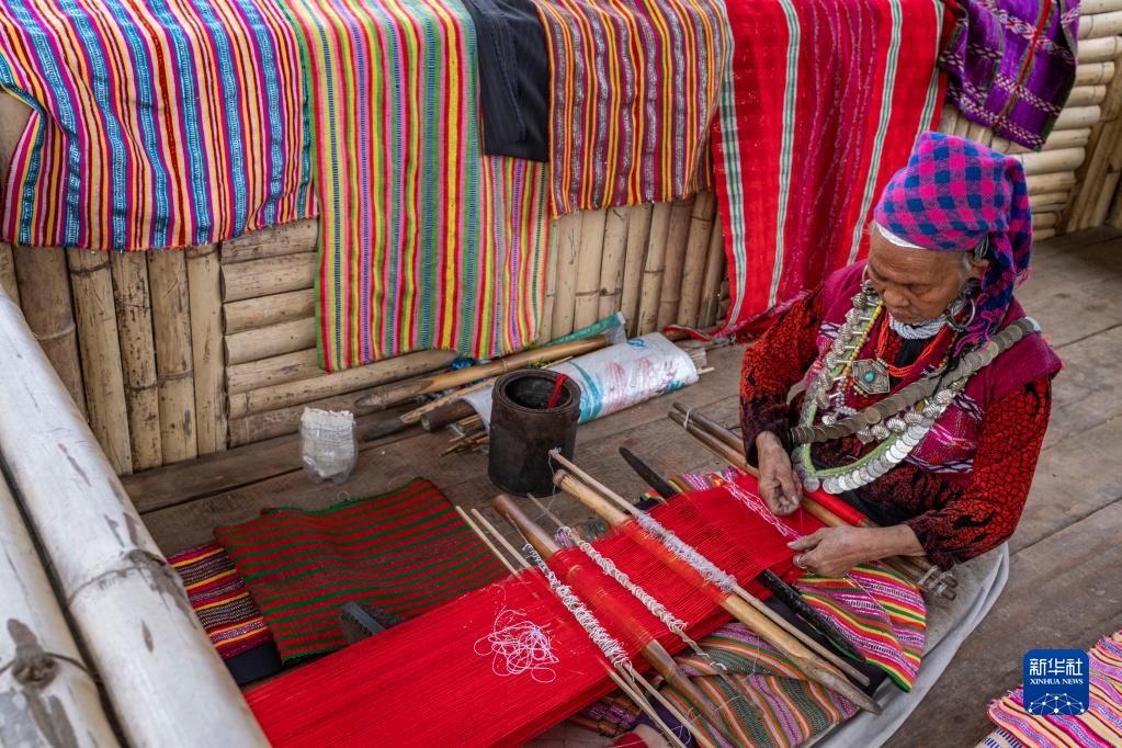 西藏：僜人本央编织的五彩生活