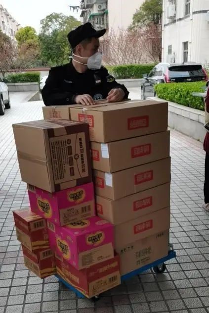 从三尺讲台到社区一线，复旦教师为抗疫献力