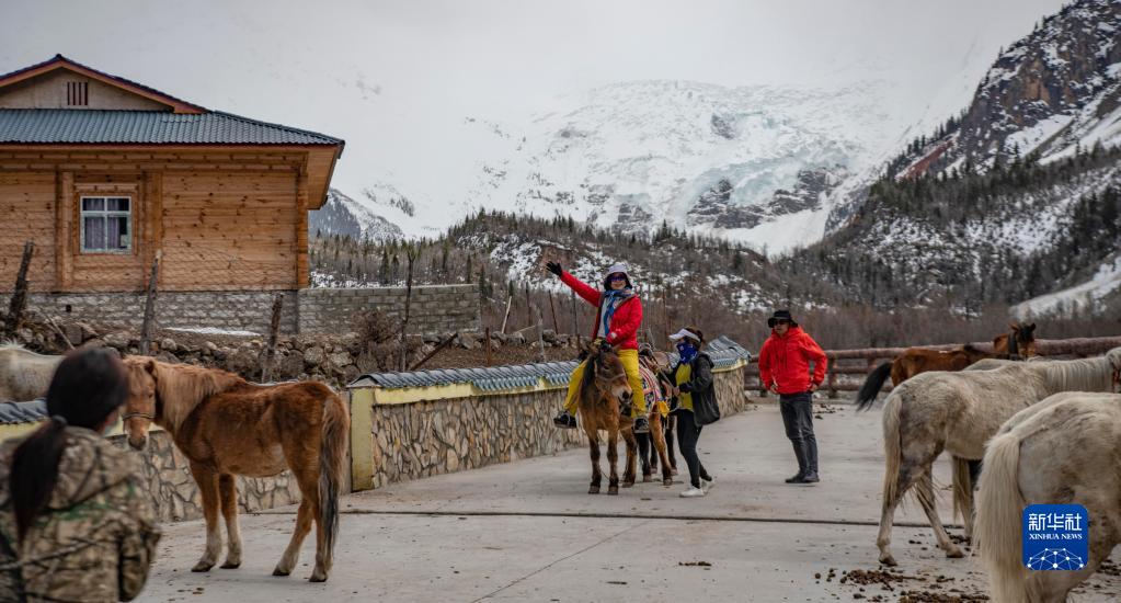 西藏波密：冰川旅游带动村民致富