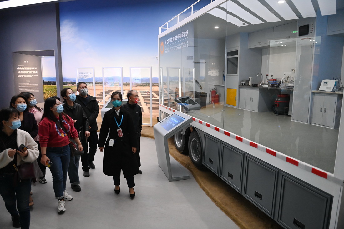 4月28日,游客在陕西考古博物馆内参观考古现场文物保护移动实验室.