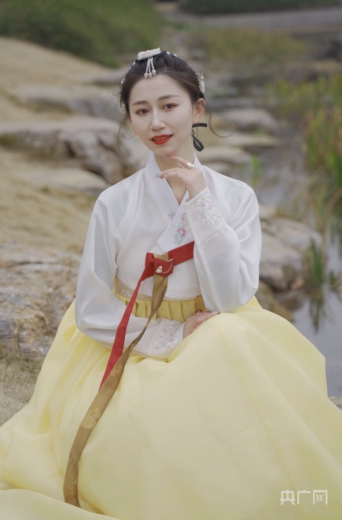 【五四·正当时】传承传统文化 “95后”女孩儿费青演绎56个民族传统服饰 【五四·正当时】传承传统文化 “95后”女孩儿费青演绎56个民族传统服饰