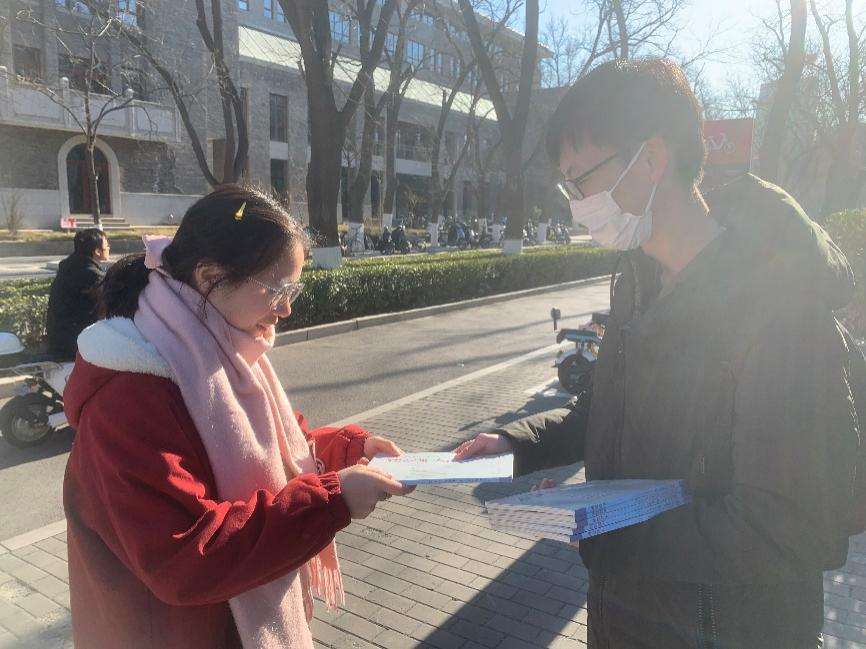 北大学生热读《博览群书》以史为镜、以史明志