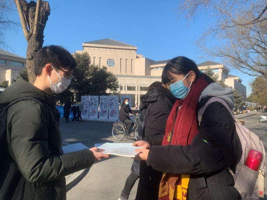 北大学生热读《博览群书》以史为镜、以史明志