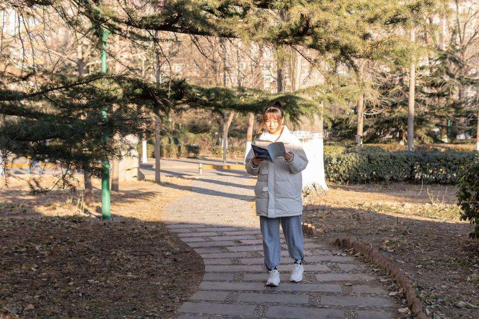 世界读书日，想起中国人民大学百家廊学子共读《博览群书》