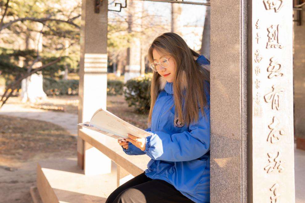 世界读书日，想起中国人民大学百家廊学子共读《博览群书》