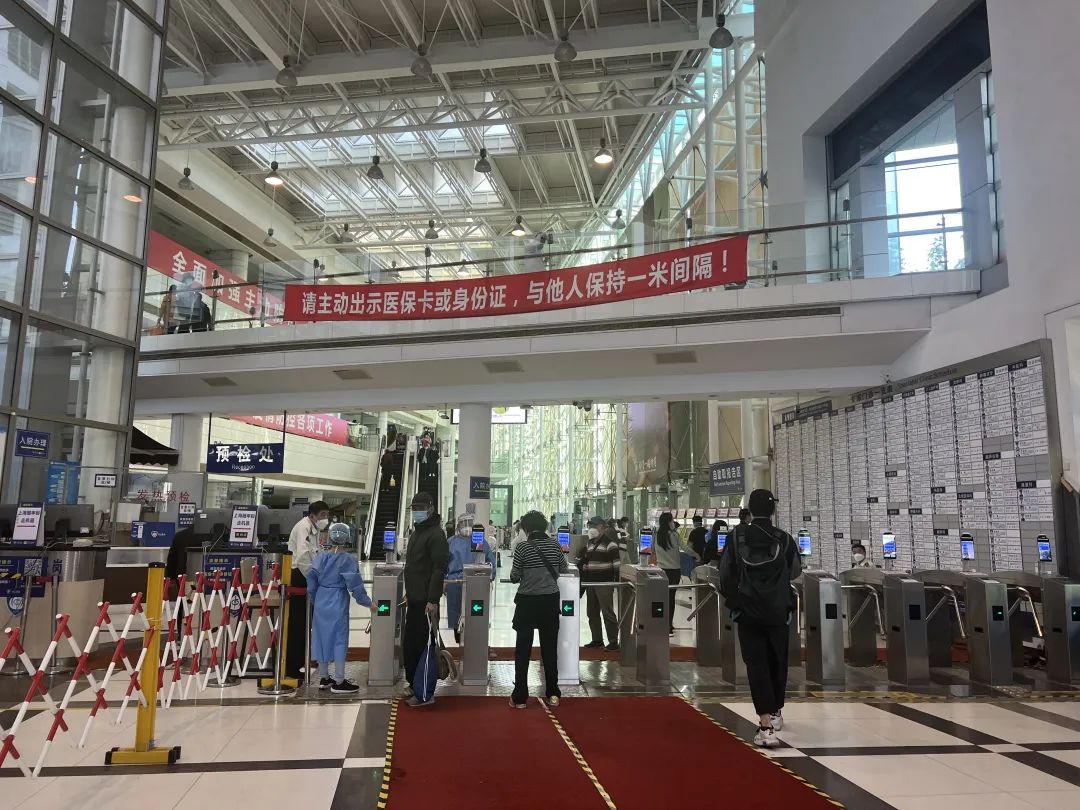 上海疫情中，大医院坚持开放“生命线”有多难？
