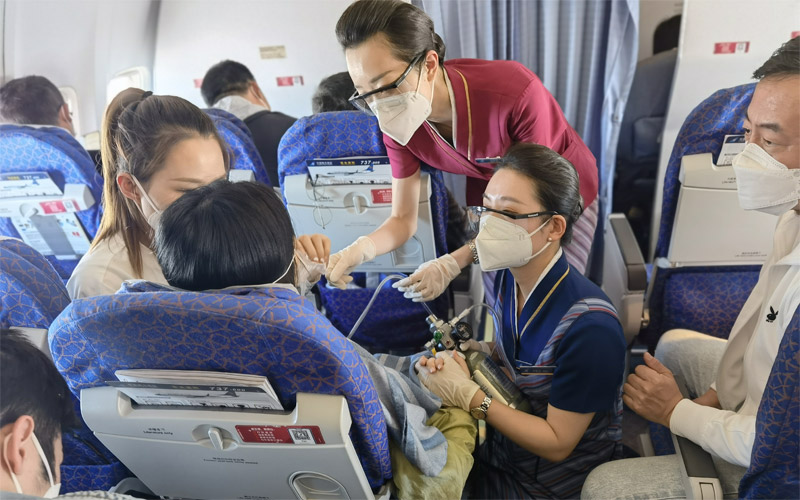 航班提前28分钟降落武汉 南航全力救助空中发病旅客