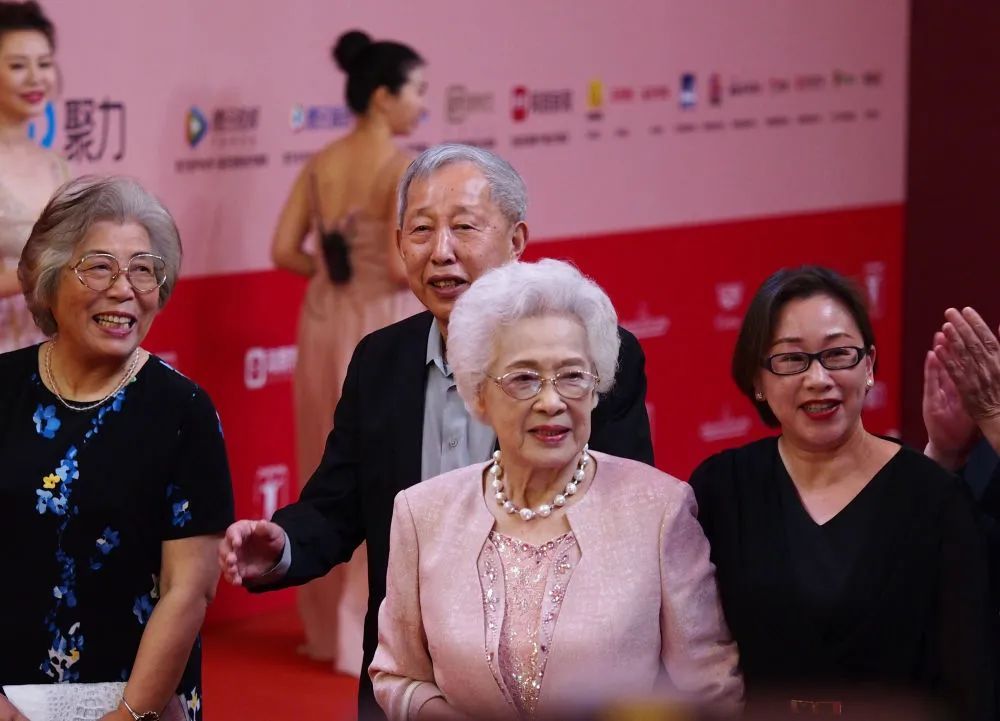 送别女神！电影表演艺术家秦怡今晨去世