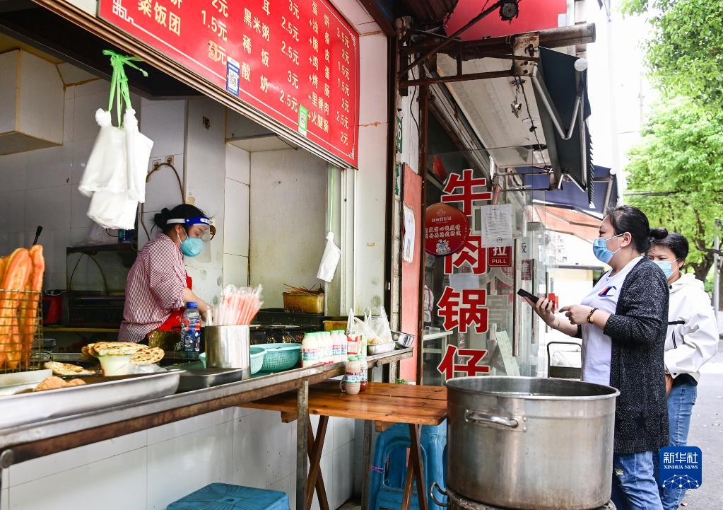 新华全媒+丨上海：防范区内逐渐恢复的“烟火气”